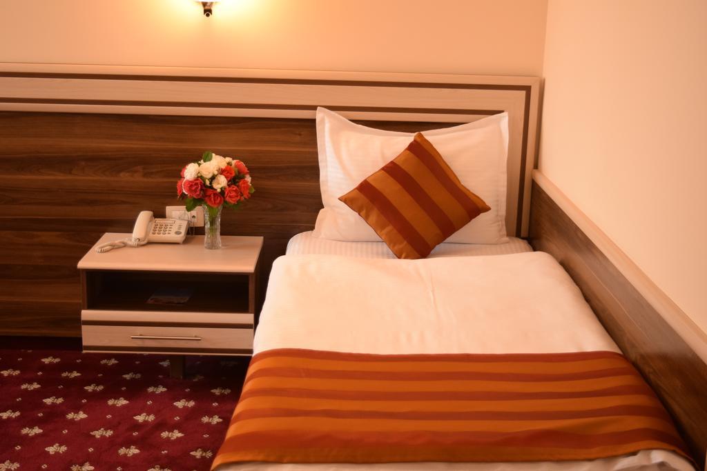 Artsakh Hotel Yerevan Exterior photo